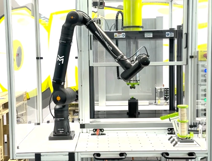 Sistema automatizado con robot industrial